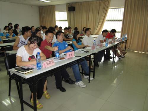 304永利集团官网入口2013年度“一诺天使”奖学金评选会成功召开(1).JPG